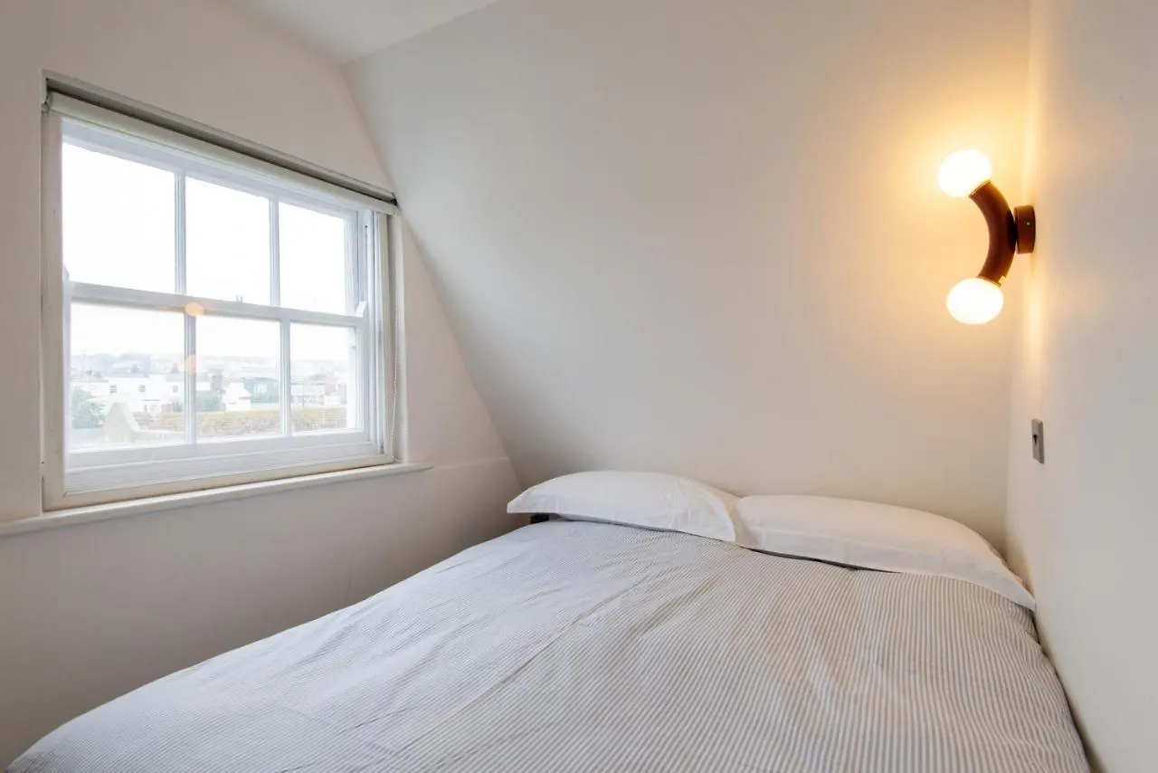 Apartment Central One-Bedroom, 99 Steps To The Sea Hove