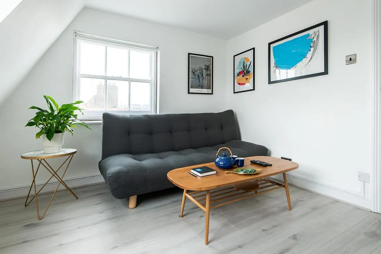 Central One-Bedroom, 99 Steps To The Sea Hove
