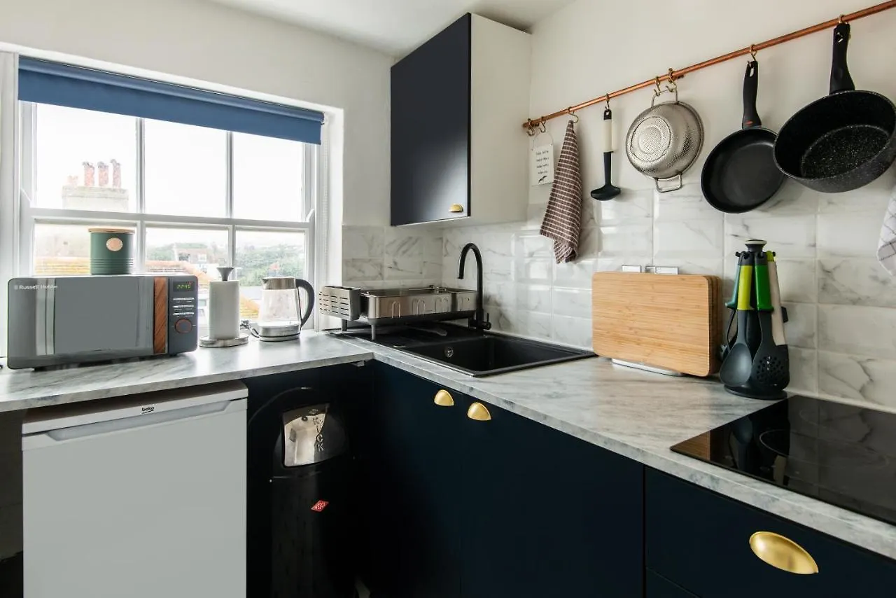 Central One-Bedroom, 99 Steps To The Sea Hove