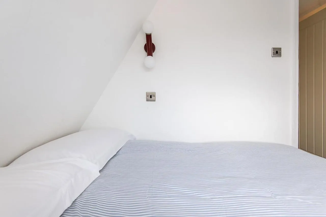 Central One-Bedroom, 99 Steps To The Sea Hove 0*,