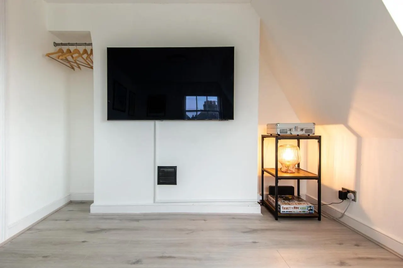 Central One-Bedroom, 99 Steps To The Sea Hove 0*,  Großbritannien