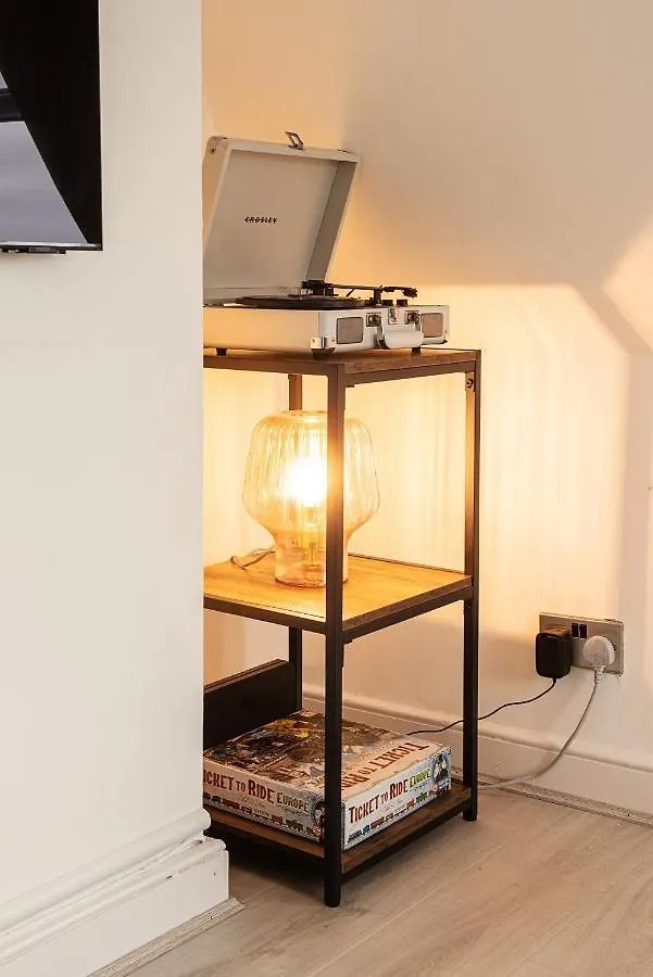 Central One-Bedroom, 99 Steps To The Sea Hove 0*,  Großbritannien
