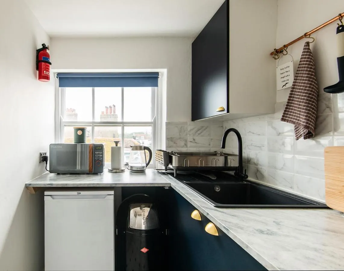 Central One-Bedroom, 99 Steps To The Sea Hove Apartment